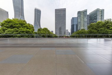 Panoramik siluet ve boş yolu, boş beton zemini olan modern iş binaları.