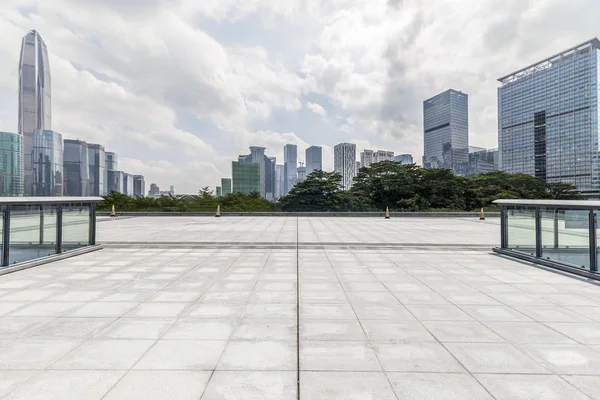 Panoramik Siluet Boş Yolu Boş Beton Zemini Olan Modern Binaları — Stok fotoğraf