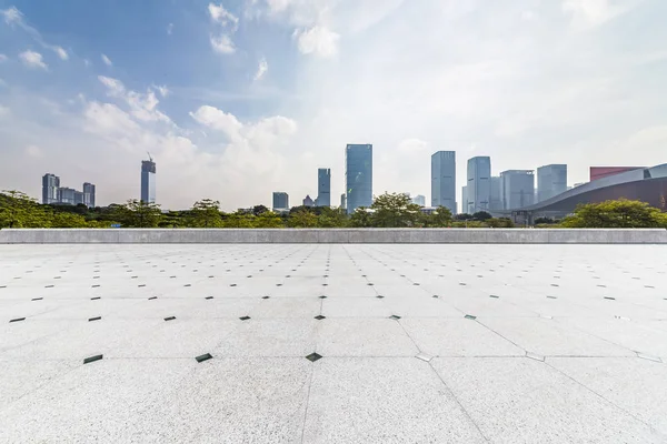 Panoramik siluet ve boş yolu, boş beton zemini olan modern iş binaları.