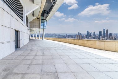 Panoramik siluet ve boş yolu, boş beton zemini olan modern iş binaları.