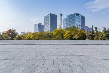 Panoramik siluet ve boş yolu, boş beton zemini olan modern iş binaları.