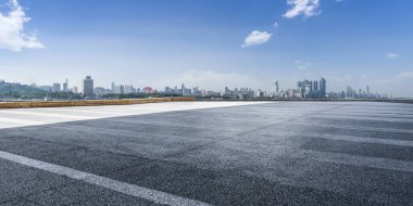 Panoramik siluet ve boş yolu, boş beton zemini olan modern iş binaları.