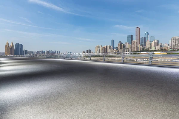 Skyline Panorâmico Modernos Edifícios Escritórios Negócios Com Estrada Vazia Piso — Fotografia de Stock