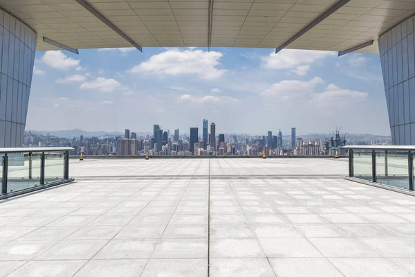 Panoramik Siluet Boş Yolu Boş Beton Zemini Olan Modern Binaları — Stok fotoğraf