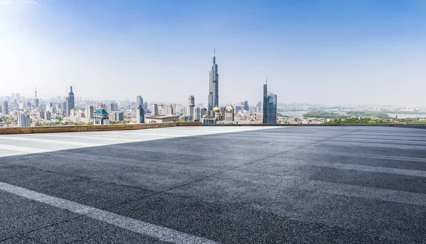 Skyline Panorâmico Modernos Edifícios Escritórios Negócios Com Estrada Vazia Piso — Fotografia de Stock