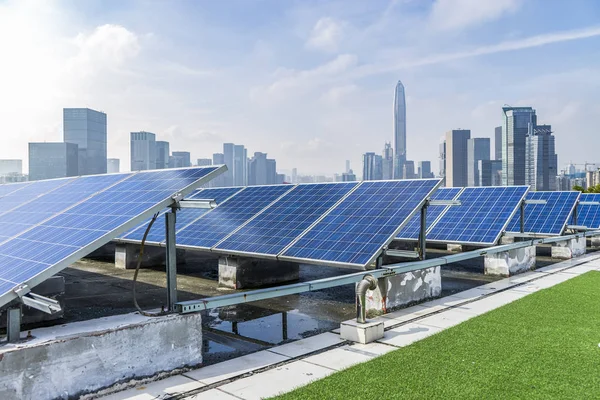 Sonnenenergie Und Moderne Stadtsilhouette — Stockfoto