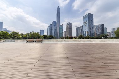 Panoramik siluet ve boş yolu, boş beton zemini olan modern iş binaları.