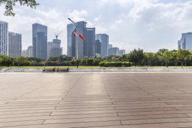 Panoramik siluet ve boş yolu, boş beton zemini olan modern iş binaları.