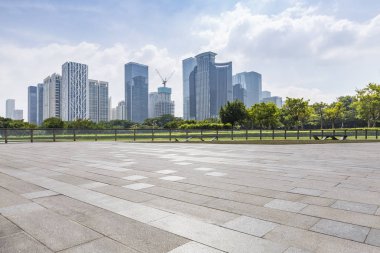 Panoramik siluet ve boş yolu, boş beton zemini olan modern iş binaları.