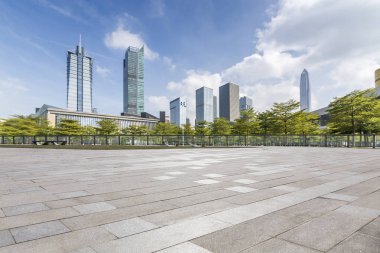 Panoramik siluet ve boş yolu, boş beton zemini olan modern iş binaları.