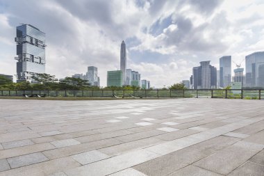 Panoramik siluet ve boş yolu, boş beton zemini olan modern iş binaları.