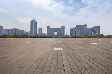 Panoramik siluet ve boş yolu, boş beton zemini olan modern iş binaları.
