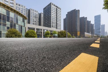 Panoramik siluet ve boş yolu, boş beton zemini olan modern iş binaları.