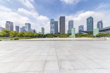 Panoramik siluet ve boş yolu, boş beton zemini olan modern iş binaları.