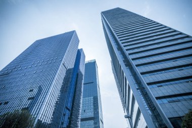 Modern gökdelenlerin mavi gökyüzüne karşı alt görünümü