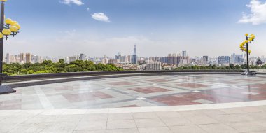 Panoramik siluet ve boş yolu, boş beton zemini olan modern iş binaları.