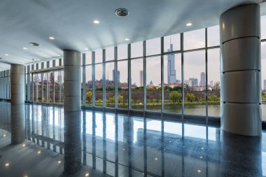 Panoramik manzarası ve binalardan cam pencere