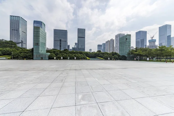 Skyline Panorâmico Modernos Edifícios Escritórios Negócios Com Estrada Vazia Piso — Fotografia de Stock