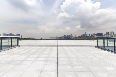 Panoramik siluet ve boş yolu, boş beton zemini olan modern iş binaları.