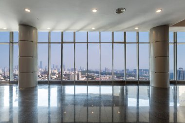 Panoramik manzarası ve binalardan cam pencere