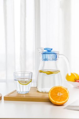 meyve, limon ve icenear ile windowbread su