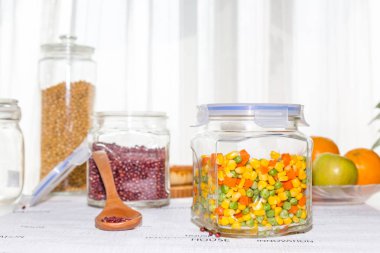 Cam ev yapımı sağlıklı salata