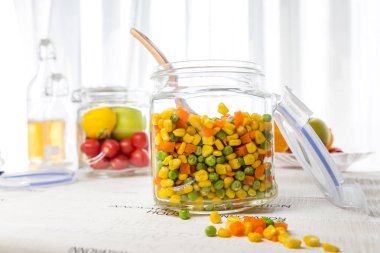 Cam ev yapımı sağlıklı salata