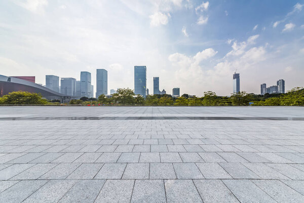 Панорамные горизонты и современные офисные здания с пустой дорогой, пустой бетонный этаж