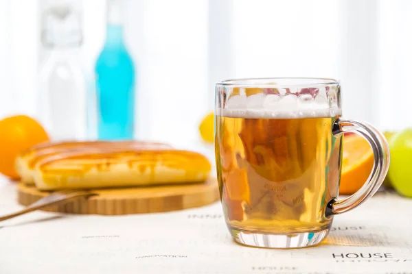 Bicchiere Con Birra Leggera Pane Con Frutta — Foto Stock