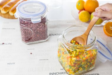 Cam ev yapımı sağlıklı salata