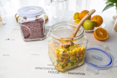 Cam ev yapımı sağlıklı salata