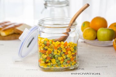 Cam ev yapımı sağlıklı salata