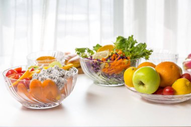 Taze meyve ve sebzeli salata