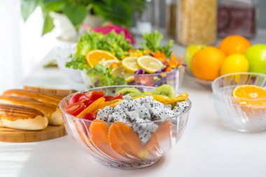 Taze meyve ve sebzeli salata