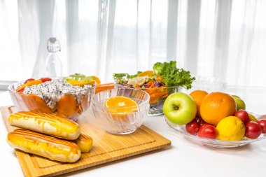 Taze meyve ve sebzeli salata