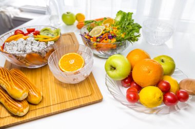 Taze meyve ve sebzeli salata