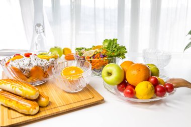 Taze meyve ve sebzeli salata