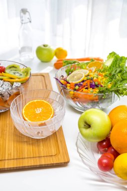 Taze meyve ve sebzeli salata