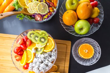 Taze meyve ve sebzeli salata