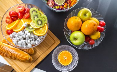 Taze meyve ve sebzeli salata