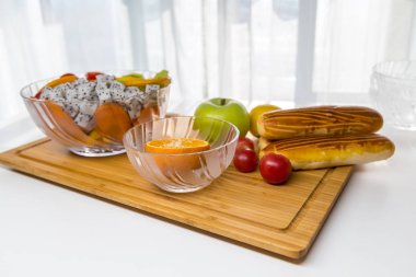 Taze meyve ve sebzeli salata