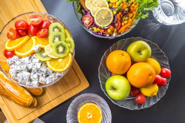 Taze meyve ve sebzeli salata