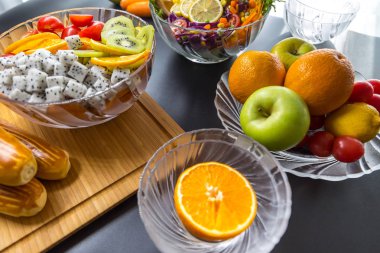 Taze meyve ve sebzeli salata