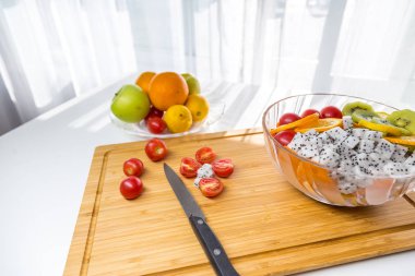 Taze meyve ve sebzeli salata