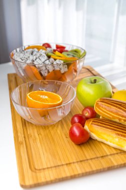 Taze meyve ve sebzeli salata