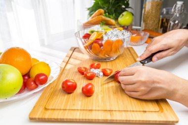 Taze meyve ve sebzeli salata