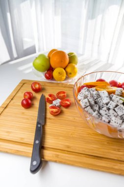 Taze meyve ve sebzeli salata