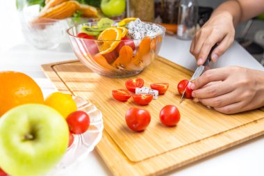 Taze meyve ve sebzeli salata