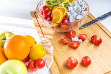 Taze meyve ve sebzeli salata