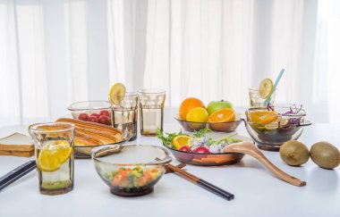 Güzel masa seti, meyve ve ekmek